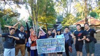 Ini foto rombongan tour saya beserta teman-teman saya sebelum menuju air terjun Tumpak Sewu.