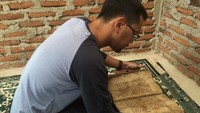 Pengunjung pun diperbolehkan untuk memegang dan membacanya