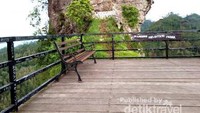 Kursi sarana foto di puncak Widosari
