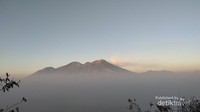 Kemegahan Gunung Arjuno-Welirang yang dilihat dari Gunung Penanggungan