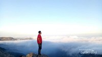 Desa di atas awan ini bernama Desa Fatuulan. dari desa ini kalian seakan sedang dimanjakan dengan reruntuhan kabut yang begitu mengagumkan.