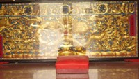 Altar dewa di dalam vihara