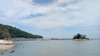 Pulau ini berdiri tegar di tengah-tengah daratan biru dengan jembatan penghubung yang sudah runtuh di tengah