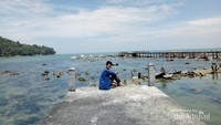 Kondisi jembatan yang runtuh di bagian tengahnya. Bisa juga dijadikan spot foto menarik!