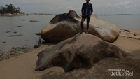 Di pantai Sedau juga terdapat sebuah batu koral yang bisa dijadikan spot berfoto