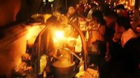 Suasana Angkringan Lik Man (ariecamaro.wordpress.com)