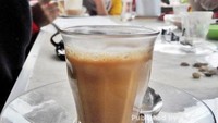 Segelas sanger yang sekilas mirip dengan kopi susu