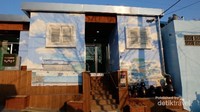 Di dalamnya merupakan museum benda-benda jaman dulu kala