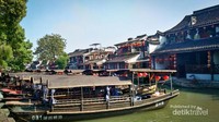 Deretan kapal-kapal tua yang diparkir bersandar di salah satu sisi kanal