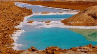 Danau garam yang biru, berubah putih saat musim panas