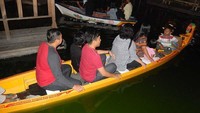 Suasana di pasar apung