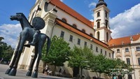 Moravske namesti (Moravian Square), di sini terdapat monumen Margrave Jobst, museum seni dan theater
