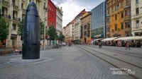 Main Square Brno (Namesti Svobody), alun alun utama kota Brno, disini terdapat astronomical clock yang mana setiap jam 11 pagi bell berbunyi dan mengeluarkan gelas marmer yang diperebutkan oleh para wisatawan.