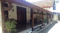 terdapat 9 rumah joglo yang berjajar dalam kawasan ini
