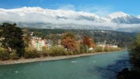 Sungai berlatar belakang pegunungan Alpen