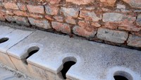 Toilet terbuka yang dulu digunakan