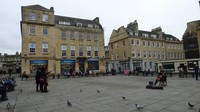 Lapangan di depan Bath Abbey yang menjadi tempat bersantai sambil melihat merpati ditemani alunan musik