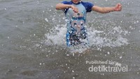 Wah senangnya si kecil bermain dengan ombak