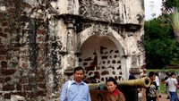 Kedua orang tua saya didepan peninggalan Benteng Tua Portugis