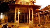 Dalem Prayadranan, dibangun pada tahun 1912. Bangunan ini memiliki kemiripan dengan Istana Maimun, warisan Kesultanan Deli, Medan