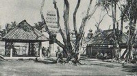 Suasana di depan gerbang atau gapura kompleks Masjid-Makam Mataram Kotagede. Terlihat lengang dan lapang. Sumber: Europese Bibliotheek-Zaltbommel, 1970, De Javaansche Vorstenlanden in Oude Ansichten, Amsterdam: De Bussy Ellerman Harms, n.v.