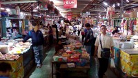 Pasare Resik, rejekine apik. Suasana Pasar Kotagede di siang hari relatif lenggang.