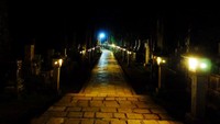 Okunoin di malam hari