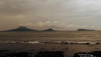 Krakatau terlihat dari Gubuk seng di Pulau Sebesi