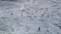 Berbagai Tulisan Yang Dibuat di Dasar Kawah