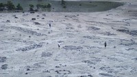 Dataran Luas di Dasar Kawah Upas