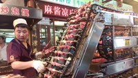 Di Xian, China, ada muslim street yang menjual makanan halal. Salah satunya sate khas Xian yang dipangggang dengan mesin otomatis.