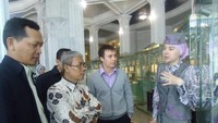 Pemandu Wisata yang setia memberikan informasi