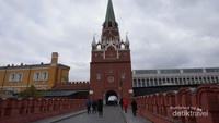 Tembok dan menara Kremlin yang berwarna merah