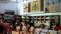Wisatawan yang sedang memilih barang yang hendak dibeli.