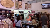 Suasana di dalam toko Madame Sachiko Cambodia.