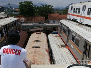 Kuburan Kereta yang Unik di Purwakarta