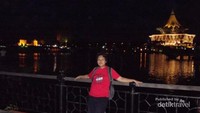 Suasana malam di Kuching waterfront, tampak gemerlap bangunan Astana Negeri Sarawak.