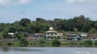 Kampung Melayu yang berada di sisi utara sungai Sarawak.