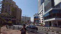 Berjalan menuju Kuching waterfront dan pemandangan bangunan-bangunan modern di sekitarnya.