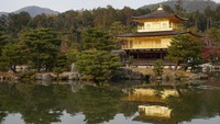 Kinkaku-ji Temple dikenal dengan nama Golden Pavilion karena dua lantainya dengan warna emas