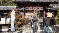 Pengunjung terutama dari Jepang menyempatkan untuk berdoa di kuil ini