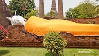 Patung Buddha tidur di Wat Yai Chai Mongkhon
