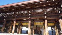 Kuil Meiji Jingu sering dikunjungi rakyat Jepang untuk berdoa terutama saat tahun baru