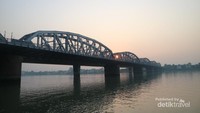 Pemandangan ketika menyusuri Sungai Gangga dari atas kapal