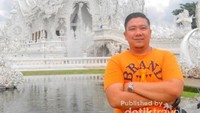 Berpose di depan Kuil Putih
