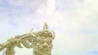 Patung di Kuil Putih