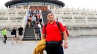 Bergaya di depan Kuil Tian Tan