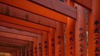 Deretan gerbang torii yang menjadi kekhasan kuil ini