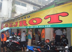Kuliner Bakso Raksasa yang Bikin Beristigfar di Tasikmalaya