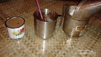 Gelas kaleng dan tempat tisu yang unik